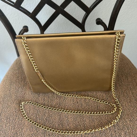 Salvatoree Ferragamo 2 way may gold evening bag. - Picture 4 of 14